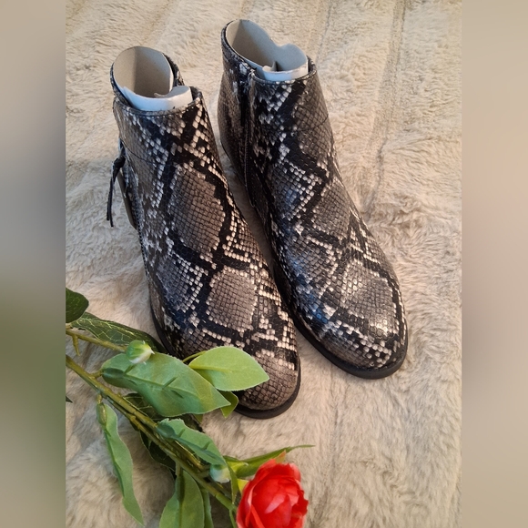 Worthington Shoes - Women's Faux Snakeskin Ankle Boots. Size 6M